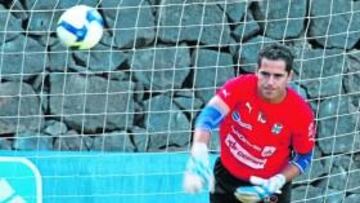 <b>UN MURO. </b>Sergio Aragoneses está blindando su portería a todos los adversarios.