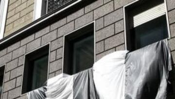 El edificio donde el Milán tiene su sede amaneció con una bandera gigante de la Juventus, reciente ganadora del Scudetto.