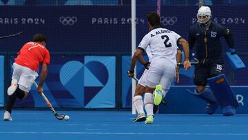 Wallace, jugador británico, se encamina a la portería de Calzado.