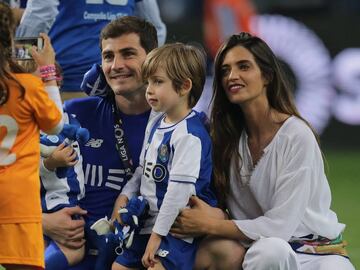 Porto (Portugal), 06/05/2018.- FC Porto&iacute;s goal keeper Iker Casillas and his wife Sara Carbonero celebrate their league title win after their Portuguese First League soccer match, FC Porto vs CD Feirense, held at Drag&quot;o stadium, Porto, northern of Portugal, 06 May 2018. EFE/EPA/MANUEL FERNANDO ARA/JO