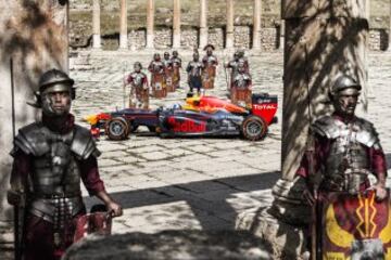 Exhibición del piloto Red Bull Pierre Gasly en las ruinas de Jerash, Jordania.