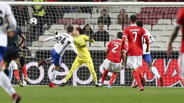 Basel&#039;s Mohamed Elyounoussi, center left, scores the opening goal during the Champions League group A soccer match between SL Benfica and FC Basel at the Luz stadium in Lisbon, Tuesday, Dec. 5, 2017. (AP Photo/Armando Franca)