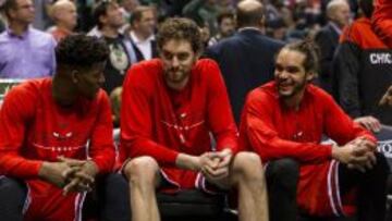 Jimmy Butler, Pau Gaso y Joakim Noah hablan en el banquillo de los Chicago Bulls.