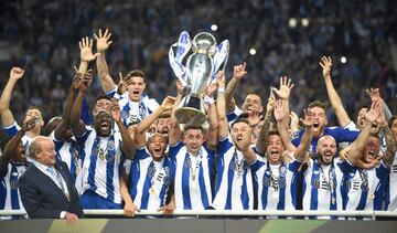 Porto's players celebrate with the trophy next to club president Jorge Nuno Pinto da Costa (L) after winning the league title following the Portuguese league football match between FC Porto and CD Feirense at the Dragao stadium in Porto on May 6, 2018.