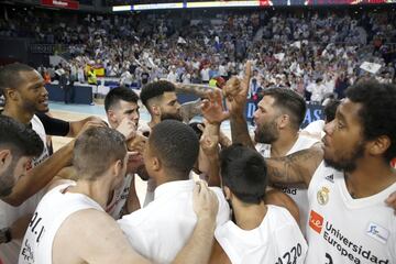 Jaycee Carroll celebra el triunfo junto a sus compañeros.