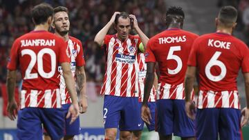 Los jugadores del Atlético se lamentan tras la derrota contra el Chelsea.