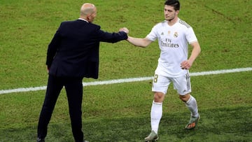 El jugador serbio del Real Madrid Jovic y Zidane.