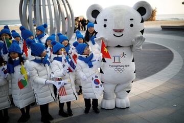 Children meet 2018 PyeongChang Winter Olympics mascot Soohorang