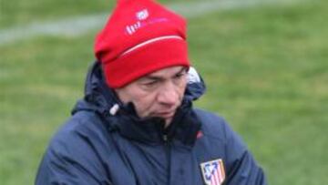 <b>DIFERENTE.</b> El nuevo técnico rojiblanco se ha desmarcado de Javier Aguirre al no ofrecer el 'once' ante el Recreativo.