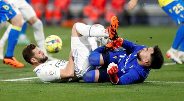 Choque entre el defensa del Real Madrid, Nacho Fernández y el portero del Cádiz, David Gil.