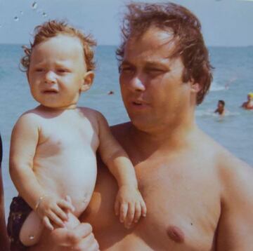 Francesco Totti nació el 27 de septiembre de 1976 en Roma, Italia. En esta imagen aparece al lado de su padre.
