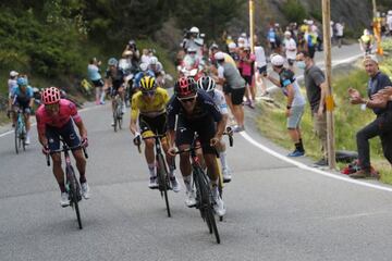 Tadej Pogacar controla el ataque de Richard Carapaz, junto a Rigoberto Urán y Jonas Vingegaard, que también probaron en la subida a Beixalis.