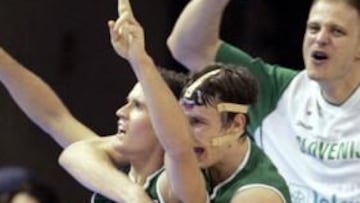 <b>ESPECTACULAR.</b> Jaka Lakovic encestó el triple decisivo en el último segundo.