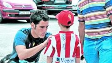 <b>QUERIDO. </b>Jorge, firmando la camiseta rojiblanca de un jovencísimo aficionado, ayer en Mareo.