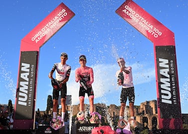 Yates en el podio con Del Toro y Carapaz.