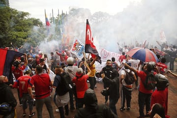 Hinchas del DIM se reunieron a las afueras de las oficinas del club para protestar ante la dirigencia