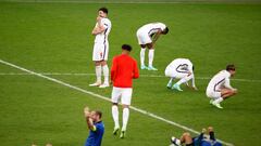 La decepción de los ingleses contrasta con la alegría de los italianos en la pasada final de la Eurocopa.