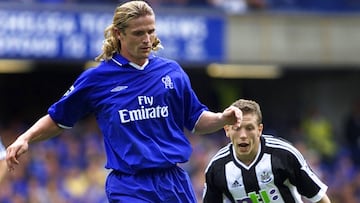 Emmanuel Petit disputa un bal&oacute;n durante un partido con la camiseta del Chelsea.