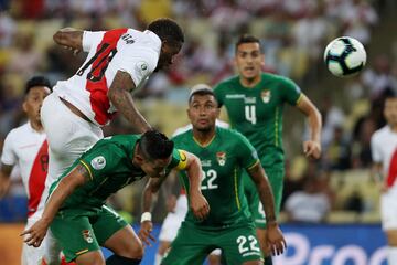 1-2. Jefferson Farf¨¢n marc¨® el segundo gol.