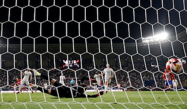 2-2. Gran jugada de Antoine Griezmann que con un amago se va de Luka Modric y Toni Rüdiger para disparar con su pierna derecha al borde del área, cruzado y abajo, a la derecha de la portería de Kepa Arrizabalaga. El guardameta vasco toca el balón pero no puede evitar el tanto del jugador francés del Atlético de Madrid.
