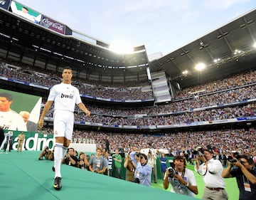 6 de julio de 2009 | El Bernab¨¦u se llen¨® a reventar con 85.000 espectadores para ver a Cristiano Ronaldo vestido de blanco, en lo que fue la puesta de largo m¨¢s gal¨¢ctica de la historia del f¨²tbol.