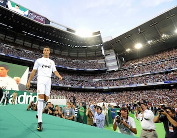 6 de julio de 2009 | El Bernabéu se llenó a reventar con 85.000 espectadores para ver a Cristiano Ronaldo vestido de blanco, en lo que fue la puesta de largo más galáctica de la historia del fútbol.