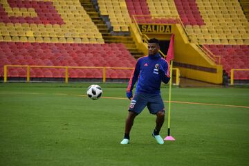 Fabra sigue atento la pelota durante la práctica de este miércoles en El Campín de Bogotá