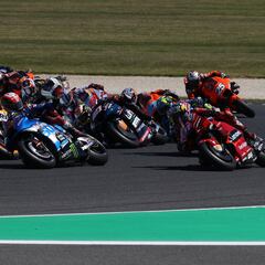 Y de repente Rins logra la victoria delante de Márquez