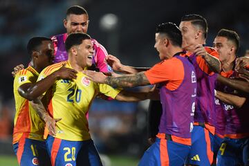 La Selección Colombia cayó en su visita frente a Uruguay, por la jornada 11 de las Eliminatorias al Mundial de 2026. Juan Fernando Quintero y Carlos Gómez anotaron para la Tricolor, mientras que para los Charrúas marcaron Davinson Sánchez en propia puerta, Rodrigo Aguirre y Manuel Ugarte.