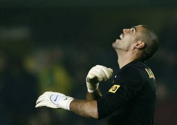 Víctor Valdés playing for Barcelona in 2008.