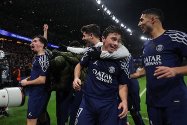 Los futbolistas del PSG celebran su victoria en el partido de la UEFA Champions League ante el Manchester City en París.