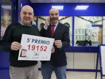 Los responsables de la Administración de Lotería Nº8 de Cuenca celebran tras comprobar que han vendido uno de los quintos premios del sorteo de Navidad, el número 19.152, premiado con 60.000 Euros a la serie.  