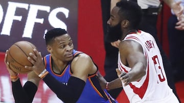 Russell Westbrook trata de anotar ante James Harden.