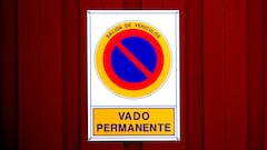 El reglamento de la DGT lo confirma: si un vecino aparca en su propio vado, puedes apelar al artículo 91 para denunciarlo