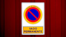 El reglamento de la DGT lo confirma: si un vecino aparca en su propio vado, puedes apelar al artículo 91 para denunciarlo