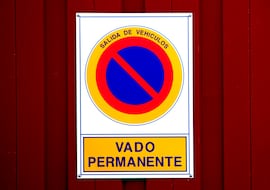 La DGT lo confirma: si un vecino ha pintado un vado en su vivienda y no tiene la placa oficial, puedes apelar al artículo 139 del RGC