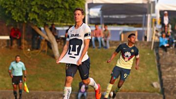 Juan José Miguel festeja un gol en la cantera de los Pumas