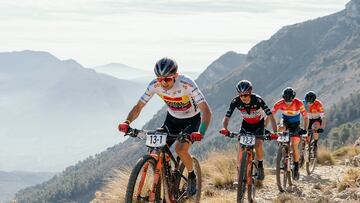 Los ciclistas, durante una etapa de la Andalucía Bike Race.