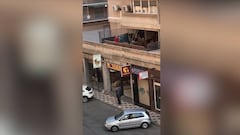 ¡Hizo un columpio para su hijo en la terraza del segundo piso para pasar la cuarentena!