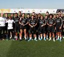 Hazard, Ramos, Marcelo y Modric posan con los trofeos The Best junto a la plantilla
