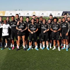 Hazard, Ramos, Marcelo y Modric posan con los trofeos The Best junto a la plantilla