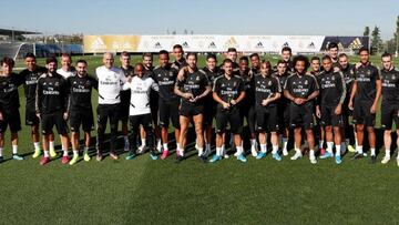 Hazard, Ramos, Marcelo y Modric posan con los trofeos The Best junto a la plantilla