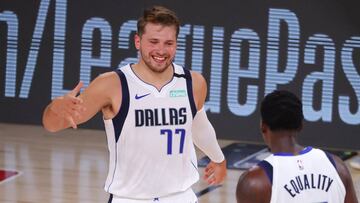 Luka Doncic se saluda con su compa&ntilde;ero de Dallas Mavericks Dorian Finney-Smith.