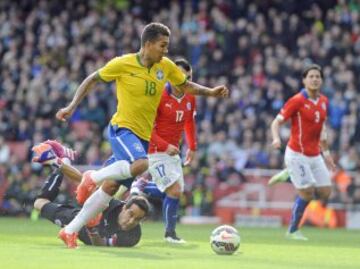 Roberto Firmino anota el gol de Brasil