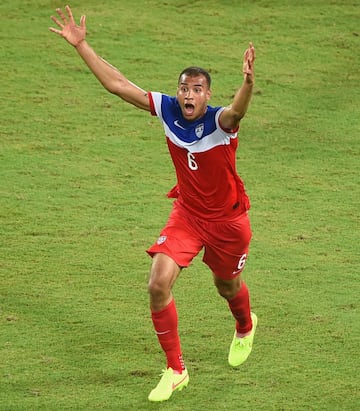 El defensa estadounidense juega para el Wolfsburg, y ya hizo su debut en la temporada 2019/20 de la Bundesliga. Ganó ante el Colonia por marcador de gos goles por uno.