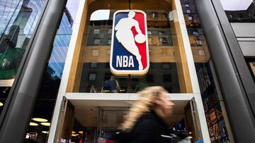 NEW YORK, NY - MARCH 12: A pedestrian walks past the NBA store on 5th Avenue on March 12, 2020 in New York City. The National Basketball Association said they would suspend all games after player Rudy Gobert of the Utah Jazz reportedly tested positive for the Coronavirus (COVID-19).   Jeenah Moon/Getty Images/AFP
 == FOR NEWSPAPERS, INTERNET, TELCOS &amp; TELEVISION USE ONLY ==  TIENDA OFICIAL 
 PUBLICADA 02/04/20 NA MA27 5COL