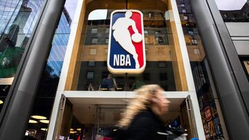 NEW YORK, NY - MARCH 12: A pedestrian walks past the NBA store on 5th Avenue on March 12, 2020 in New York City. The National Basketball Association said they would suspend all games after player Rudy Gobert of the Utah Jazz reportedly tested positive for the Coronavirus (COVID-19). Jeenah Moon/Getty Images/AFP
== FOR NEWSPAPERS, INTERNET, TELCOS & TELEVISION USE ONLY == TIENDA OFICIAL
PUBLICADA 02/04/20 NA MA27 5COL