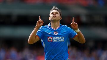 MEX3731. CIUDAD DE MÉXICO (MÉXICO), 11/09/2022.- Ángel Romero Villamayor de Cruz Azul celebra un gol ante Mazatlán, hoy, durante un partido de la jornada 14 del Torneo Apertura 2022 del fútbol mexicano disputado en el estadio Azteca, en Ciudad de México (México). EFE/ Isaac Esquivel