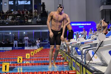Curiosa imagen del campeonato europeo de natación que se ha disputado en Rumania en la que el fotógrafo ha captado el momento en el que el italiano Lorenzo Mora va a contactar con el agua en su salto y parece que camina sobre ella.