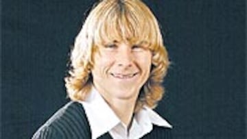 <b>NEDVED DE ORO</b>. Así posó el jugador checo después de recibir el galardón de France Football.